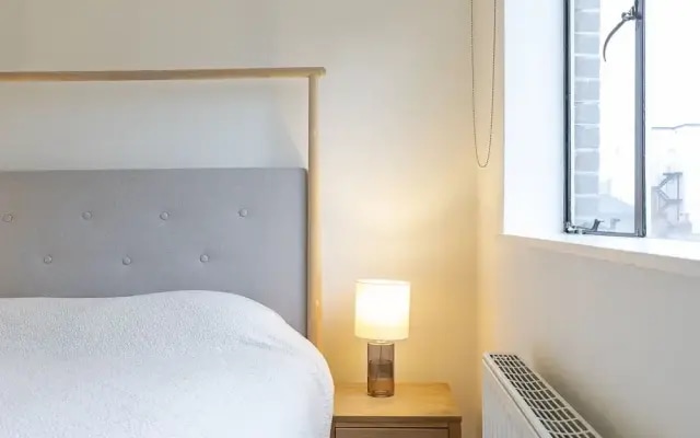 Modern 2BR Flat Minutes From Kensington Gardens