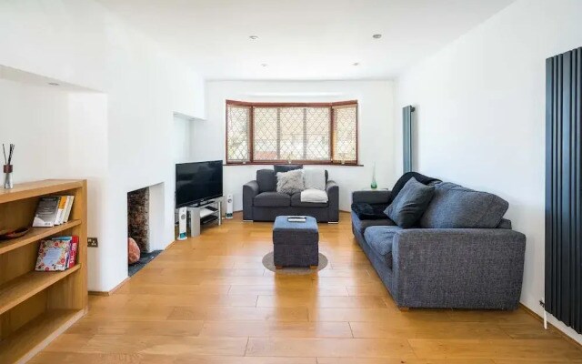Elegant 2Bd House With Garden And Decked Patio