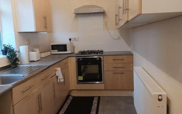 Warrington - House - Sleeps 6 - Parking - Garden