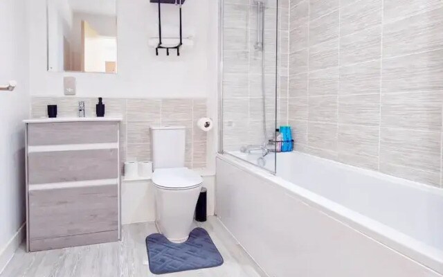 Cosy 2 Bedroom 2 Bath Apartment With Free Parking