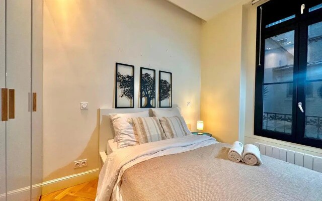 Family Apartment In Front Of The Eiffel Tower