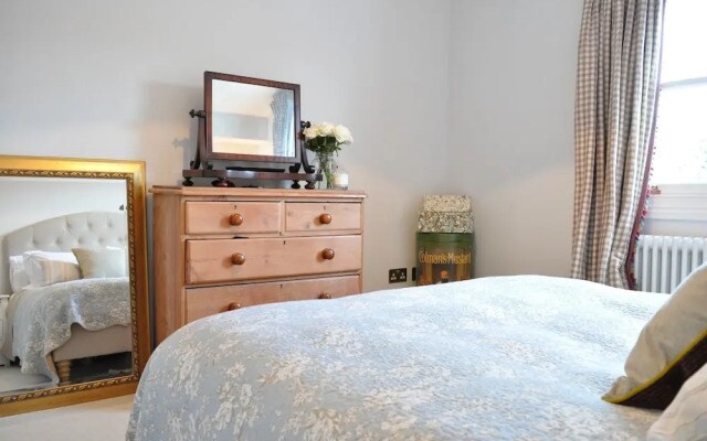 3 Bedroom Family Home In Shepherds Bush