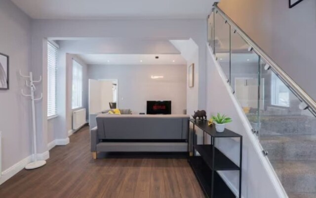 Luxury 3BR W Garden Parking Near Spurs Stadium