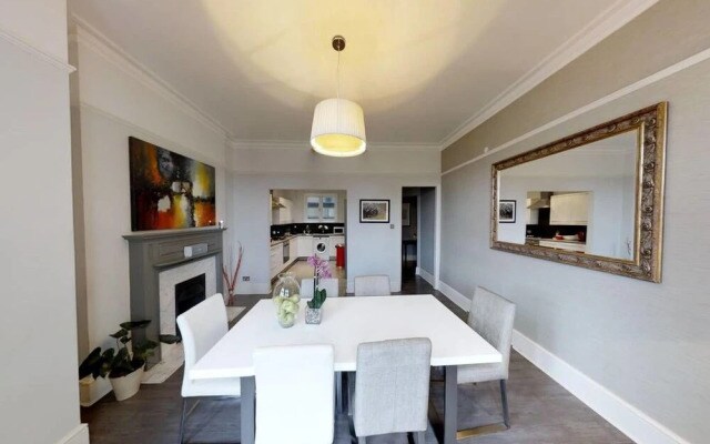 Exquisite 2 bed and bath in Kensington