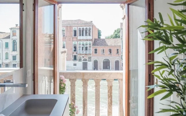 Luxury Apartment On Grand Canal by Wonderful Italy