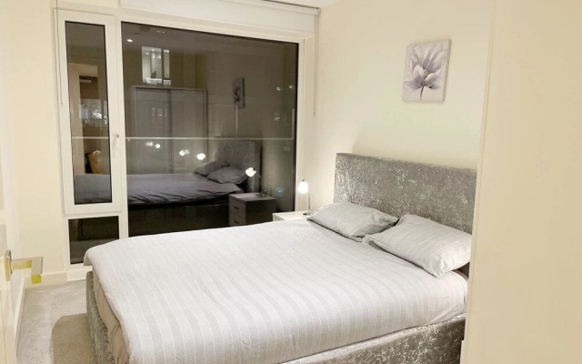 2-bed in Woolwich Riverside With Cinema And Pool