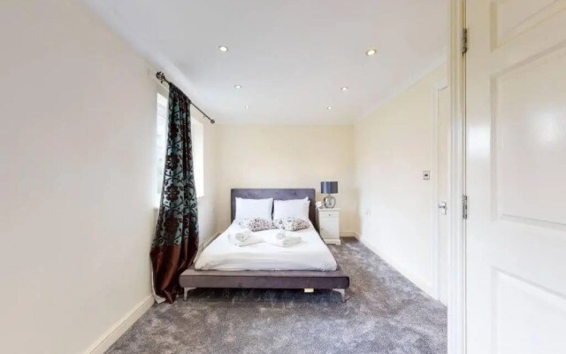 Super 2 Bed House with Privategarden