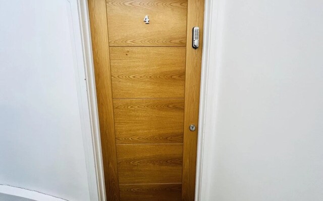 1-bed Apartment in Ealing, 3 Mins From Station