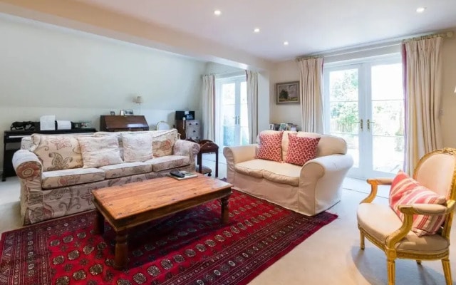 Traditional 5bed family home, 2min from tube