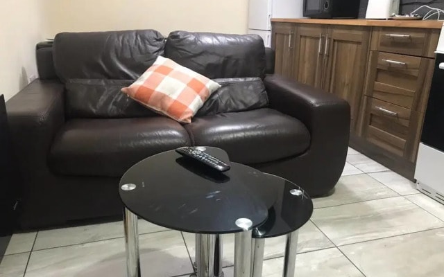 Contemporary 2 bed Apt 13