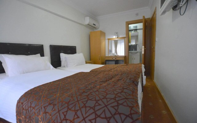Palace Point Hotel