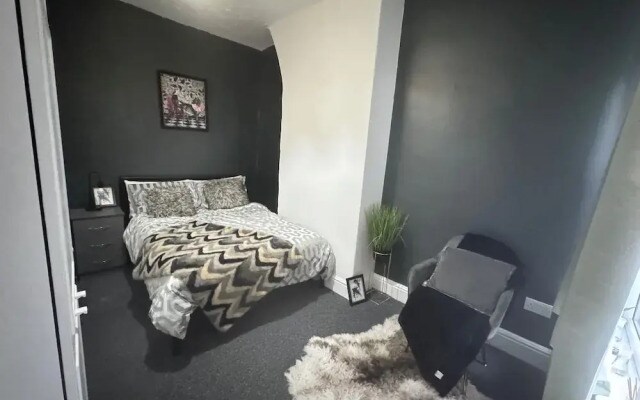 Manchester - House - Sleeps 6 - Parking - Garden