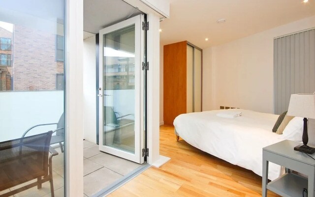 Bright Godfrey Place Nest - HEN21
