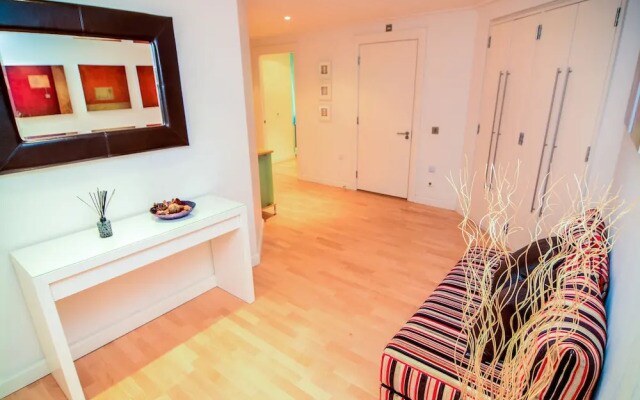 Canary Wharf - Corporate Riverside Apartments