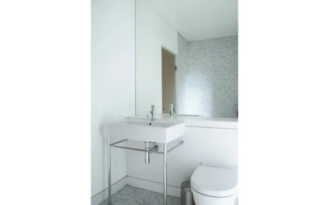 Light and Functional Flat in Chelsea/by Kings Road