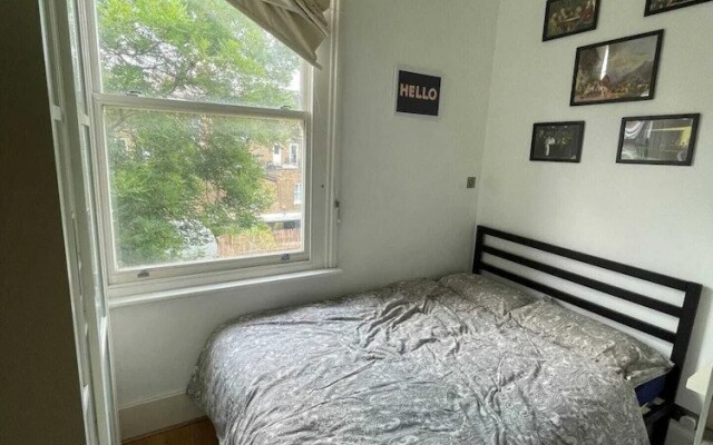 Stylish 1BD Flat With Private Terrace - Kilburn