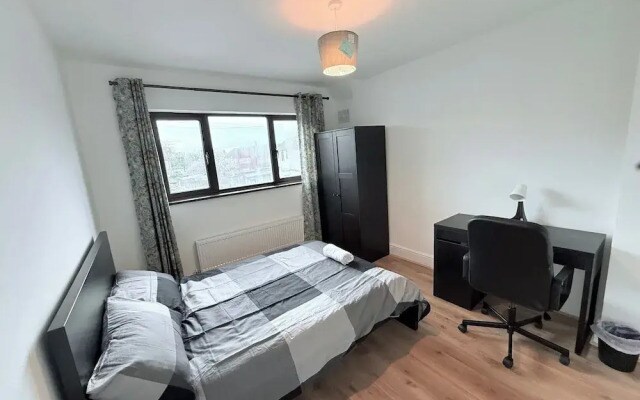 Fountain House-sleeps 5-central Dagenham-parking