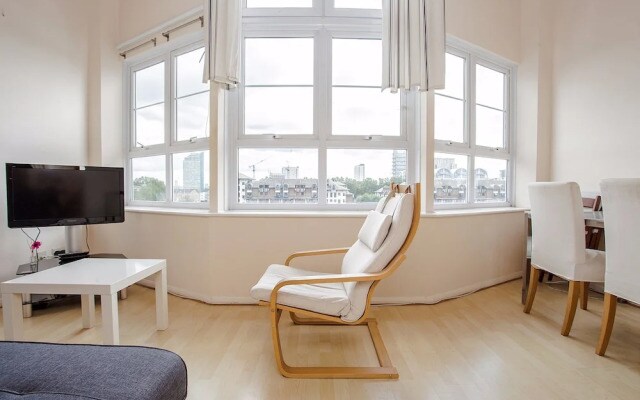 A Bright Top Floor Maisonette Along The Quays