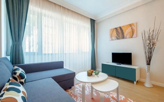 Spectacular Flat Near Bull Statue in Kadikoy