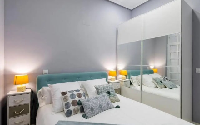 Flaring New Apartment next to Gran Via by Batuecas