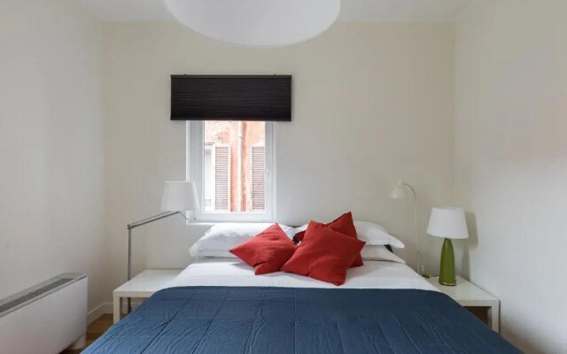 Quiet apartment with balcony at the Trevi Fountain