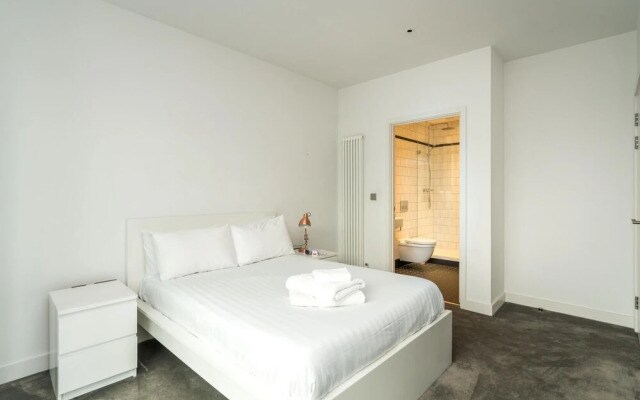 Superb 2BD Flat With Breathtaking Views!