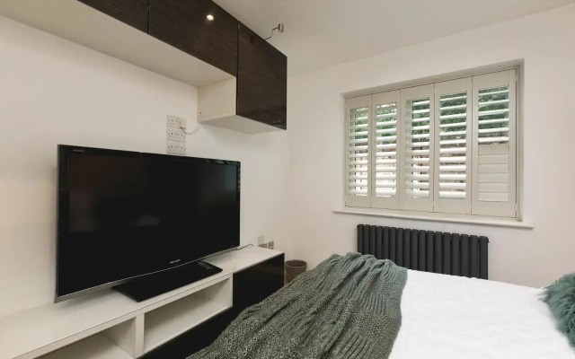 Just 20 Mins From Buckingham Palace!