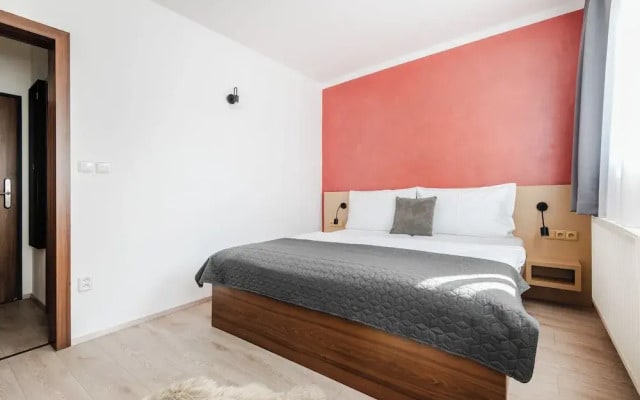 No. 28 Rooms & Apartments