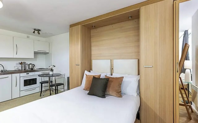 Modern Studio Apartment - St Georges Wharf