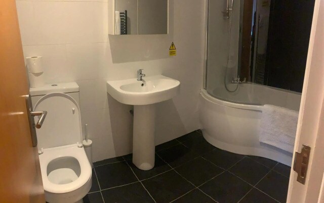 Beautiful 6 Bedroom with spacious Lounge & Rooms Free parking