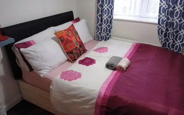 House - Sleeps 8 - Garden - Parking