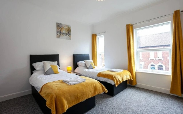 4 Bed House, Sleeps 9, Free Parking