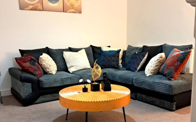2 Bed Home - Parking, Private Garden, Wifi