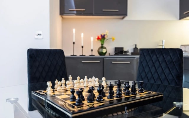 2 Bed 2 Bath Deluxe Flat in Kensington