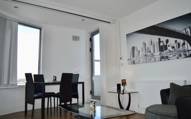 2 Bedroom Apartment With 2 Balconies in Manchester