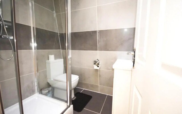 London Modern 4 Bedroom Apartment
