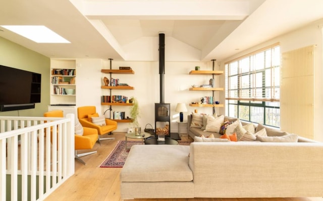 A Gentle Riverside Charm 2 Bedroom Mews House
