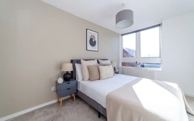 High-End 2 Bed Flat near Westfield London