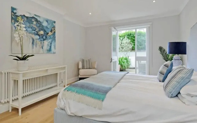 Large 2 Bedroom Kensington Garden Flat