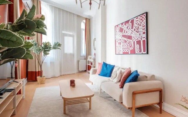 Chic Modern Flat w Balcony 5 min to Taksim