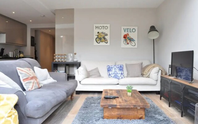 Spacious 2 Bedroom Flat With Garden