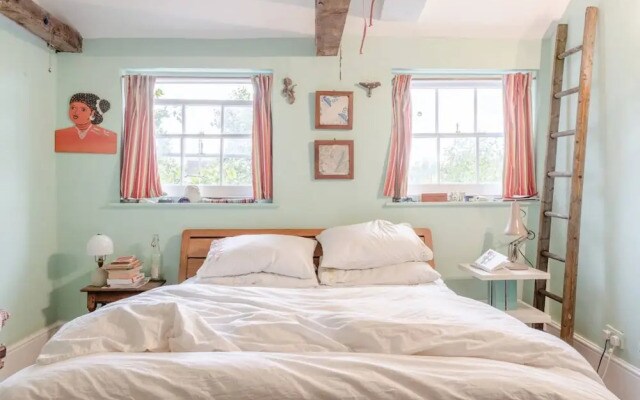 Spacious and Colourful 2 Bedroom Flat in Lambeth