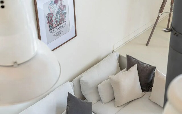 JOIVY Stunning 5-Bed Boathouse On The River Thames