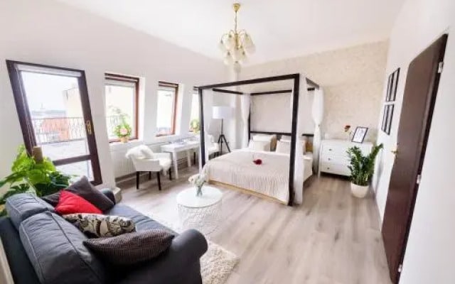 A/C + TERRACE Breakfast at Tiffany’s