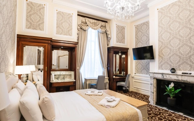 Adelphi Hotel