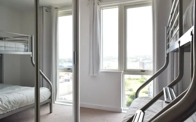 2 Bedroom Riverside Flat in Greenwich With Large Balcony