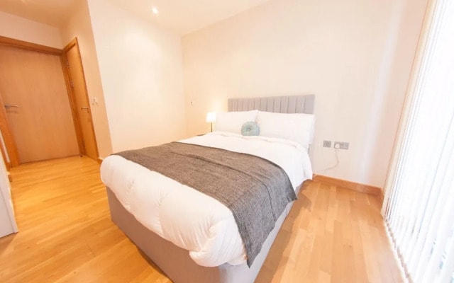Spacious Riverside Flat for 4 in Stratford