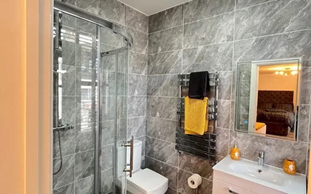 Cozy London Apartment , 2 Minutes to Tube!