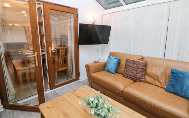 2 Carr Farm Close