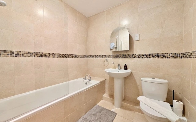 Charming Flat Near London Attractions